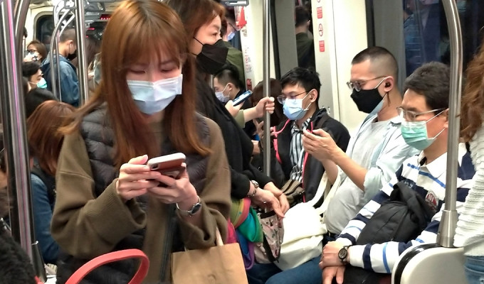 台灣宣布搭地鐵要戴口罩。AP