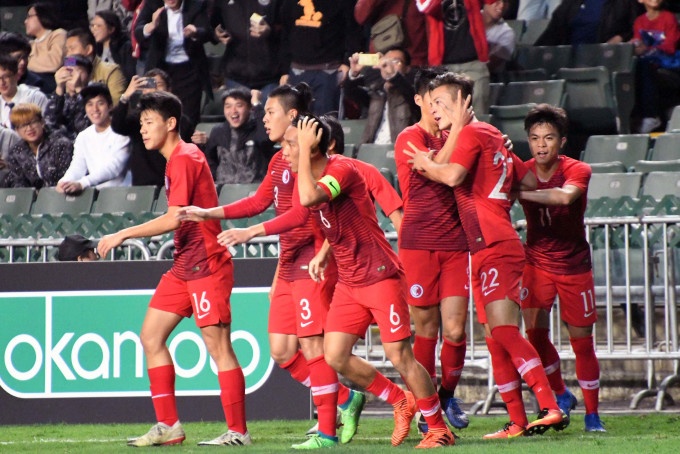 港队(红色球衣)4：0大胜广东，创省港杯历史最大胜仗。郭晋朗摄