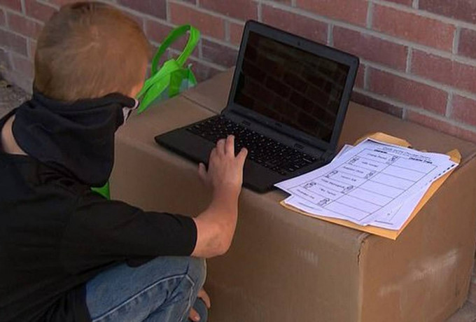 男童在校外借用无线网络。网图
