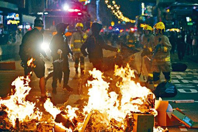 当晚有示威者在旺角一带聚集，有人放火。 资料图片