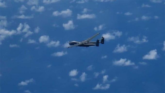 中国侦察攻击无人机TB-001在冲绳县周边上空飞行。网图