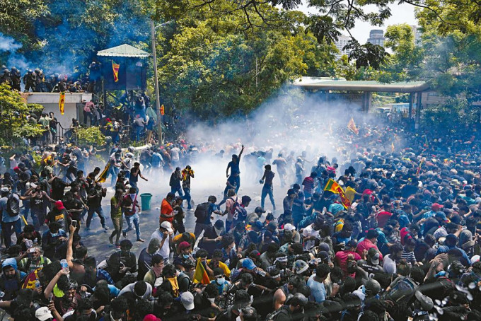 斯里蘭卡警察周三發射催淚彈，驅散試圖衝擊總理府的示威者。