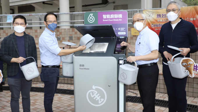 环保署亦已逐步在全港所有公共屋邨安装智能回收桶，鼓励家居厨馀回收，目标2024年内完成。政府新闻处