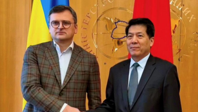 乌克兰外长库列巴（左）会晤中国欧亚事务特别代表李辉（右）。资料图