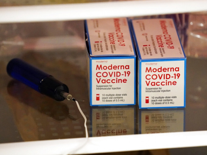 台灣自購的第三批41萬劑莫德納新冠疫苗，將於今日下午抵達。AP資料圖片