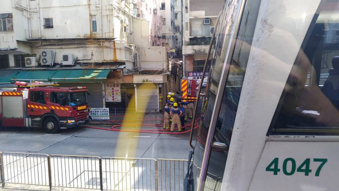 首饰店发生火警，大量浓烟冒出。 ‎香港交通突发报料区/网民谭棕泽图