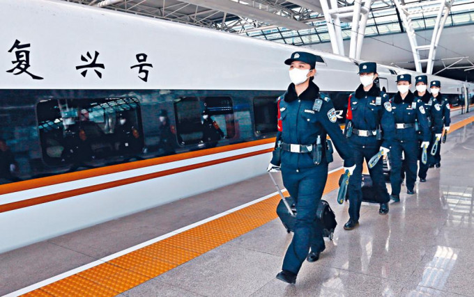 上海女乘警戴上口罩准备登上高铁。