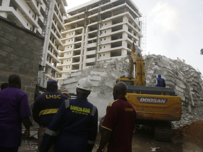 尼日利亚有兴建中的大楼倒塌。（美联社）