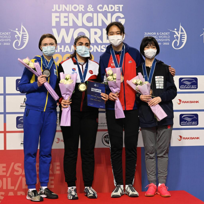 陳海琳(右二)摘得港隊今屆第二面獎牌，刷新港隊世青賽歷來最佳成績。國際劍聯facebook圖片