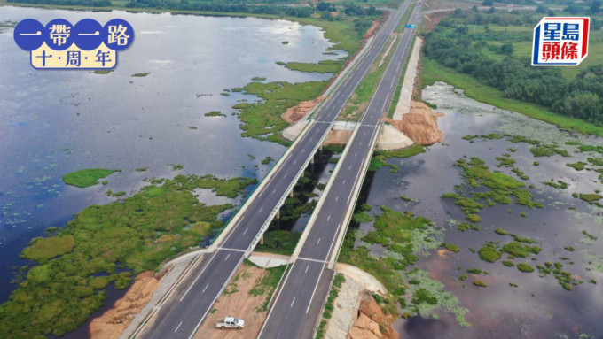 中國快速高質的基建能力，令鐵布高速公路項目能早日投入使用，推動科特迪瓦的經濟發展。新華社