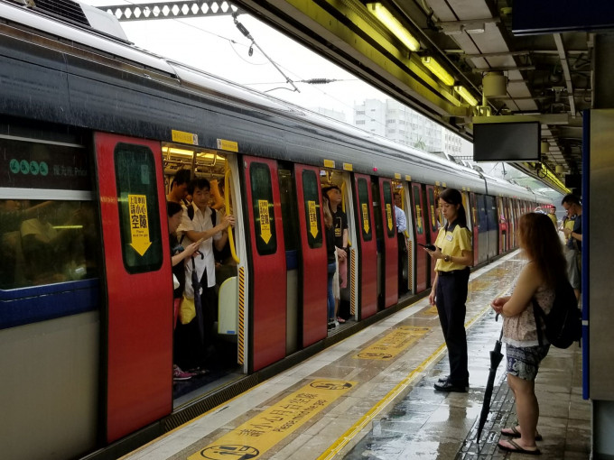 乘客迫爆首班重開的東鐵列車。