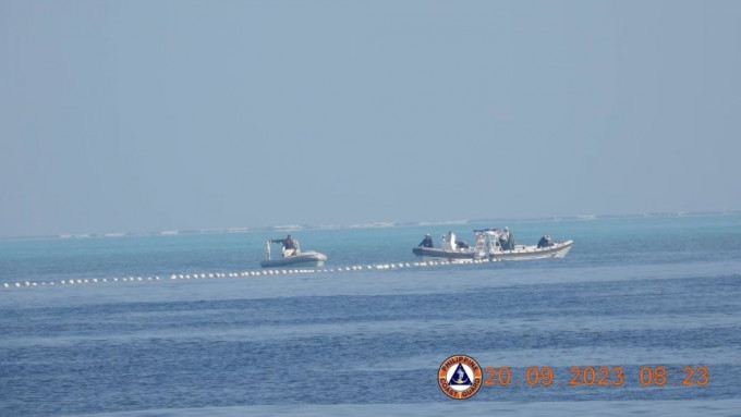 菲律賓指責中國在南海設浮動障礙物，阻菲漁船捕魚。路透社