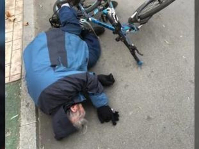 山東青年扶起倒地老人卻被屈？警方通報證青年鐵騎撞倒騎單車老人。(網圖)
