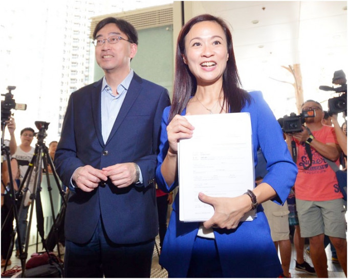 陳凱欣（右）在高永文陪同下到報名參加補選。