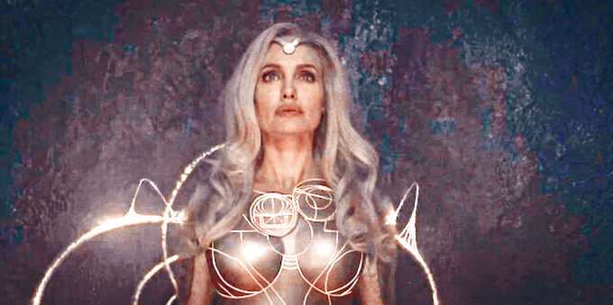 安祖莲娜饰演「永恒族」的Thena，拥有超能力。