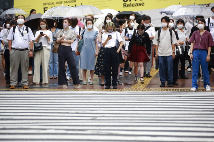 日本的紧急状态将扩大至13个都府县。AP图片