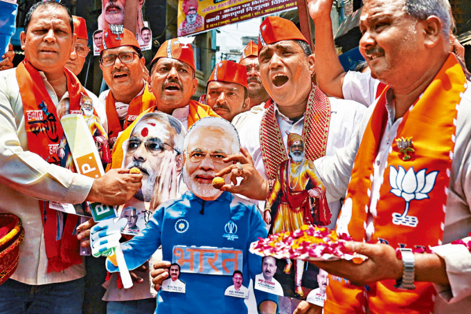 印度总理莫迪的支持者昨日在瓦拉纳西市庆祝莫迪连任。