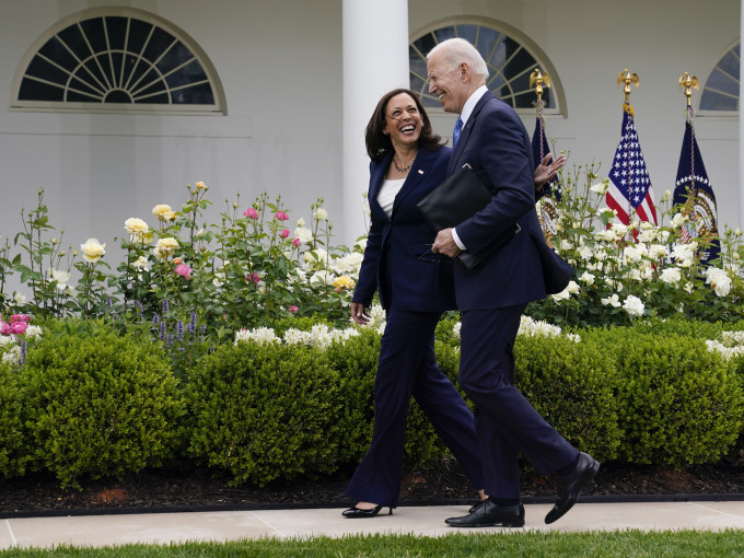 美總統拜登(右)與副總統賀錦麗在玫瑰園見記者時已除下口罩。AP圖片