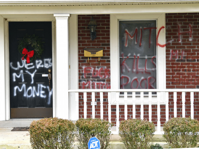 麦康奈尔位于肯塔基州的寓所大门外，被人用喷漆喷上「我的钱在哪？」。AP图片