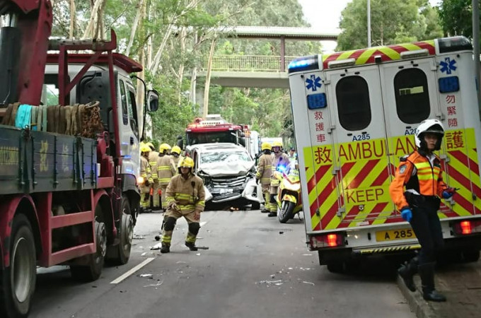货车与私家车相撞，造成至少3人受伤。网民Candy Can／香港突发事故报料区图片