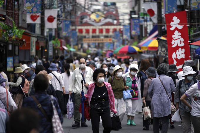 東京新增逾百宗確診個案，是2個月來最多。 AP圖