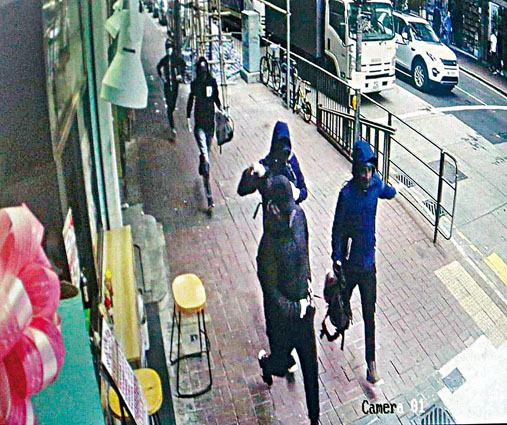 六匪當日打劫上海街金行，掠一百七十七萬元金飾逃走。