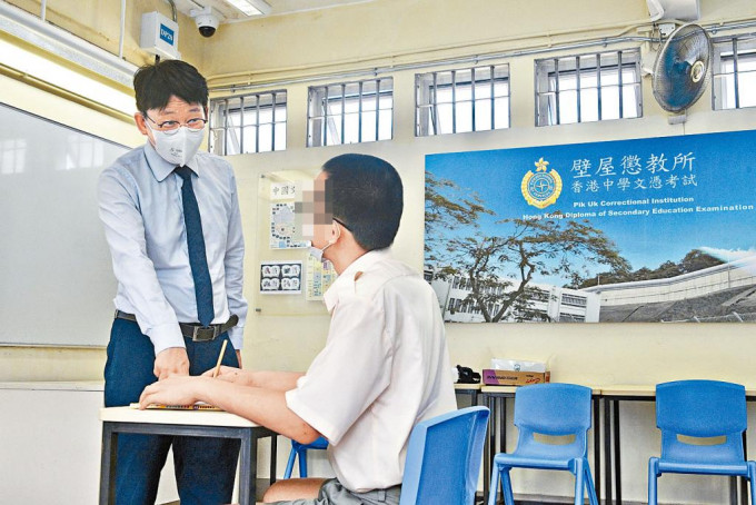 被判入壁屋懲教所的應屆DSE考生小傑（右），在陳翔老師悉心教導下考獲佳績。