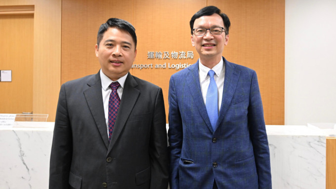 署理運輸及物流局局長廖振新（右）今日（19日）與珠海市市長黃志豪（左）會面。政府新聞處圖片