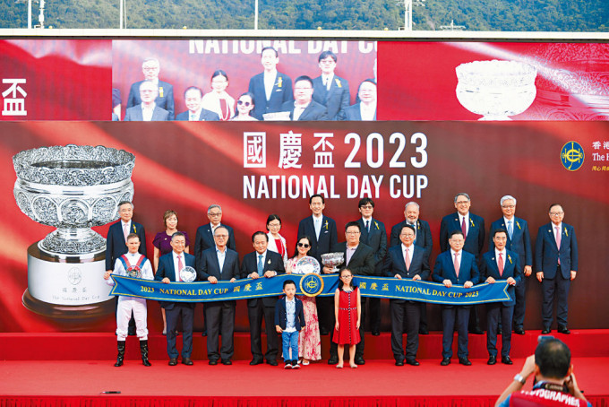 国庆杯由潘顿策骑的大热门「胜不骄」顺利摘冠，赛后政务司司长陈国基颁奖。