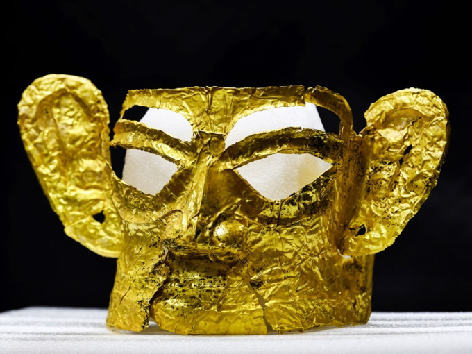 四川三星堆遗址最新一批出土文物中，包括一张完整的金面罩。新华社
