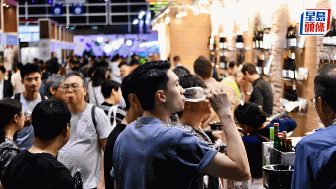 疫情3年，「口罩令」大部分时间维持，展览场内禁止饮食，现时终于解禁。图为香港国际美酒展。资料图片