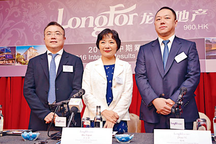 龍湖地產今年希望保持穩健增長。圖為該公司首席執行官邵明曉（左），董事長吳亞軍（中）。　　