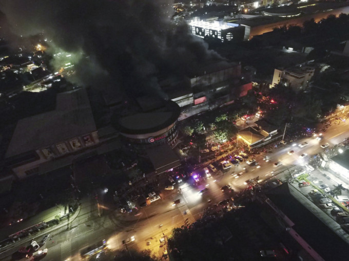菲律賓南部民答那峨島昨晚間發生6.4級地震，離震央僅69公里處的聖托斯將軍市的一個購物中心發生火災。AP