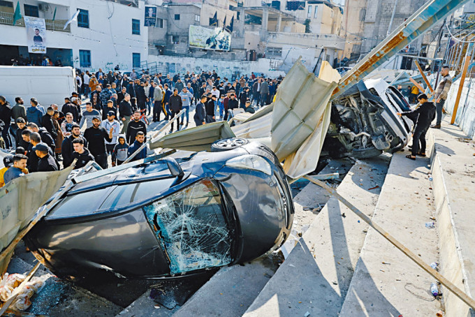 約旦河西岸傑寧市發生以巴衝突後，巴人周四檢視被毁的車輛。