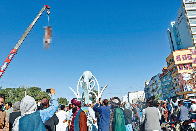 ■塔利班在赫拉特市广场，把一名犯人的尸体悬挂在起重机上示众。