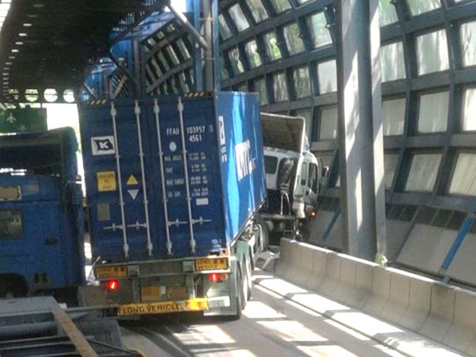 貨櫃車失控剷上石壆。
圖:網民Ho Yin NG‎屯門公路塞車關注組