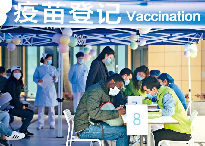 ■上海昨日特別為居住在當地的外國人接種疫苗。
