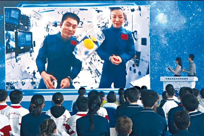 ■太空人王亞平（右）和葉光富一起在中國太空站開講。