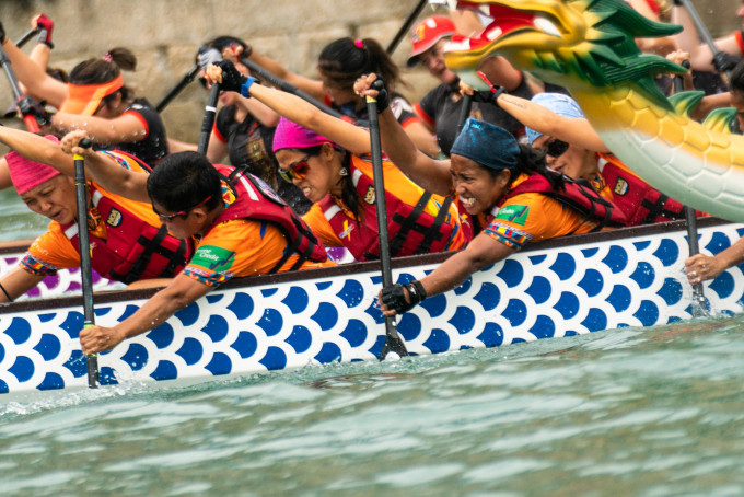 「Filipino Dynamo」由三十四位菲律宾家庭佣工组成，为了投入本地社区盛事，每年均在端午节或之前出战龙舟赛事。相片由香港游艇会提供