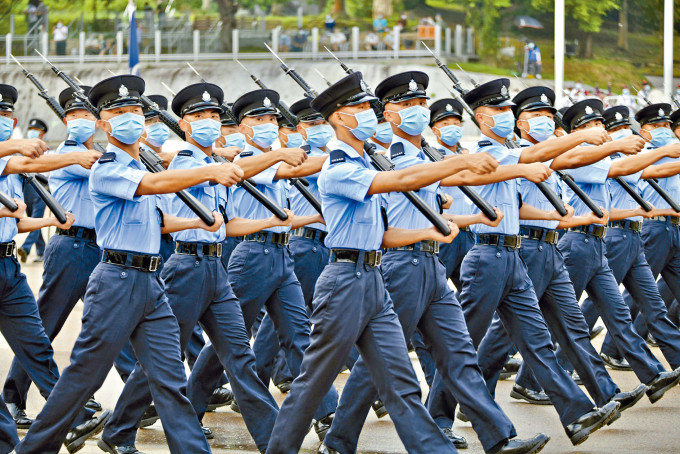 ■昨逾百位学警结业，升旗环节再次以中式步操进行。