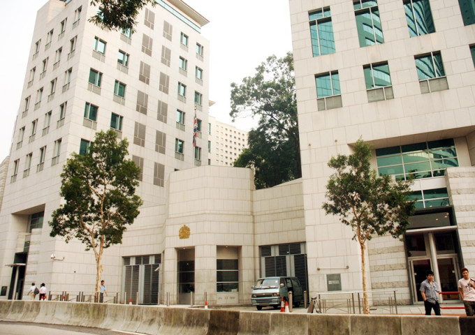 英國駐港總領事館表示即使是持英國護照入境香港，未必能獲領事保護協助。資料圖片