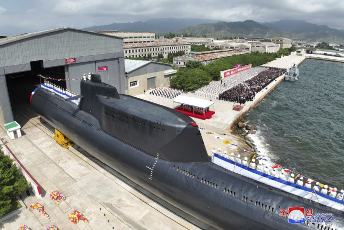 北韓首艘戰術核攻擊潛艇下水典禮。美聯社