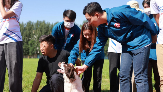 保安局青年团队访北京公安局警犬基地，观赏服从示范及障碍赛表演。保安局fb