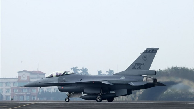 台湾的军方指失事F16V战机事发前一直按着无线电通话键，做法并不寻常。网上图片