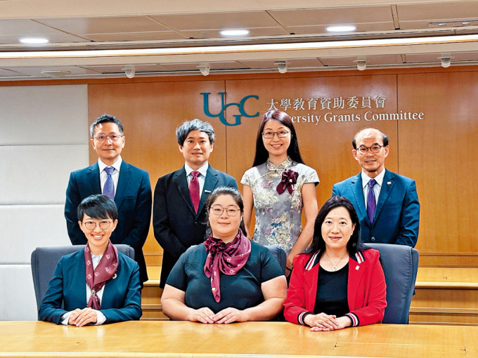 教資會公布今年「傑出教學獎」得主，前排左起：李原曦、秦萊茵、陳嘉玉；後排左起：嶺大服務研習處總監高永賢、科大學務長辦公室副學務長陳銳斌、浸大全人教育教與學中心總監鄺福寧、謝樹基。