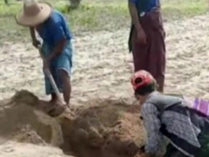 7月底，在Zee Bin Dwin村一座坟冢里发现12具支离破碎的遗体。