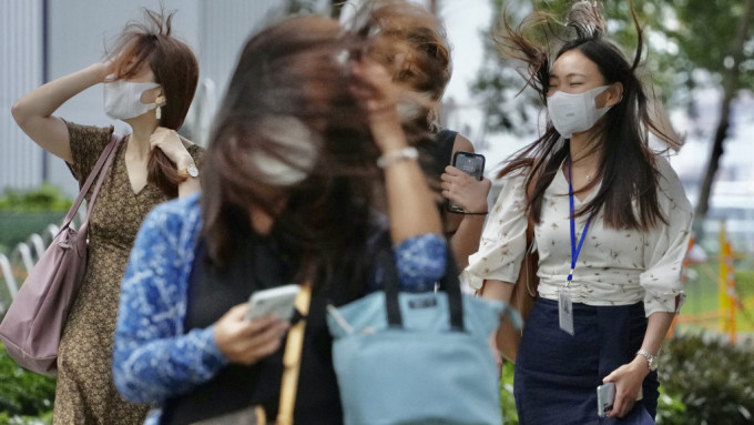 天文台預測一道廣闊低壓槽會為南海中北部帶來驟雨。資料圖片