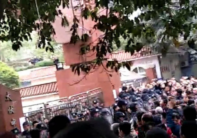 大量抗議者在學校門口與維持秩序的軍警發生推撞。