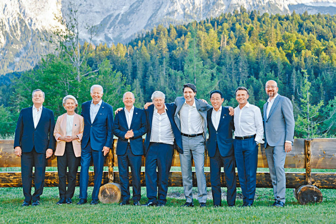 G7和歐盟領導人「老友鬼鬼」拍攝非正式大合照。