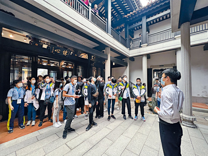 公民科考察团昨首发，行程包括到访广州永庆坊的粤剧艺术博物馆。